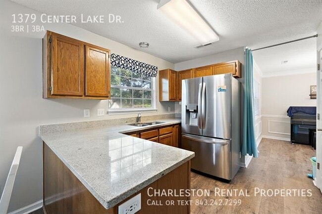 Building Photo - 1379 Center Lake Dr