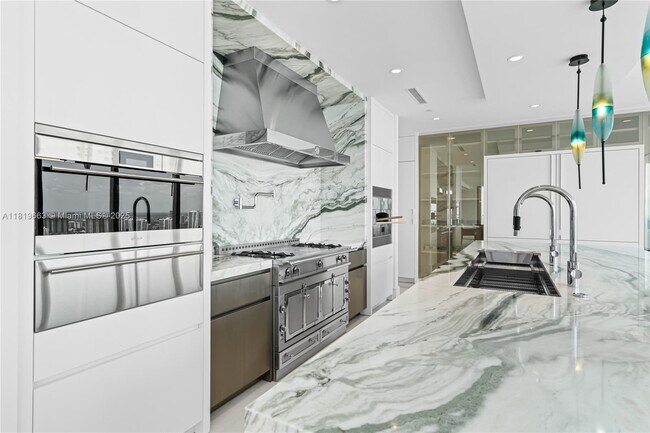 Building Photo - 17975 Collins Ave