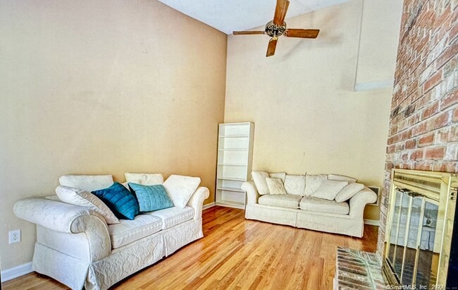 Building Photo - 136 Tunxis Village