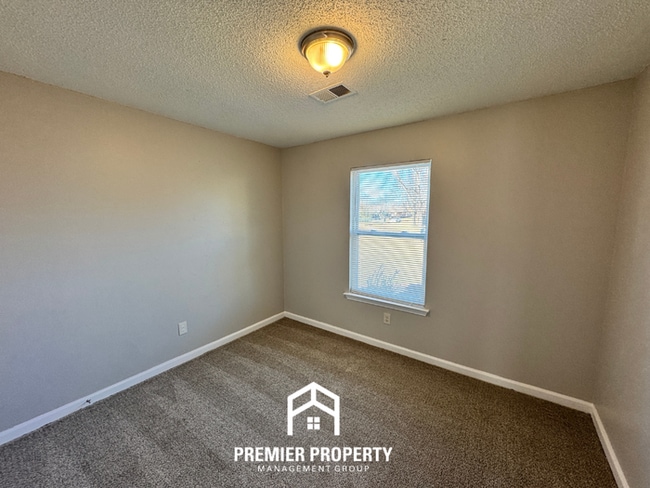 Building Photo - Cozy 3BR Memphis Home w/ Vaulted Ceilings, Fireplace & Fenced Backyard