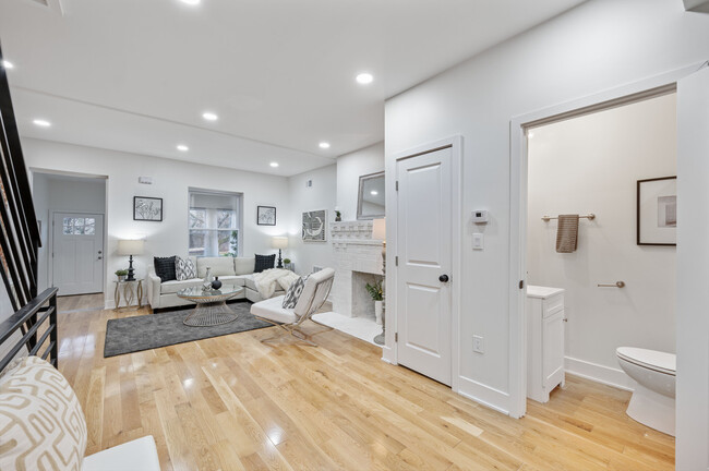 Building Photo - 1135 S 61st St
