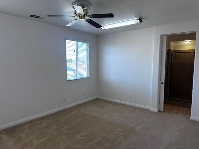 Building Photo - Excellent Extended Family home!