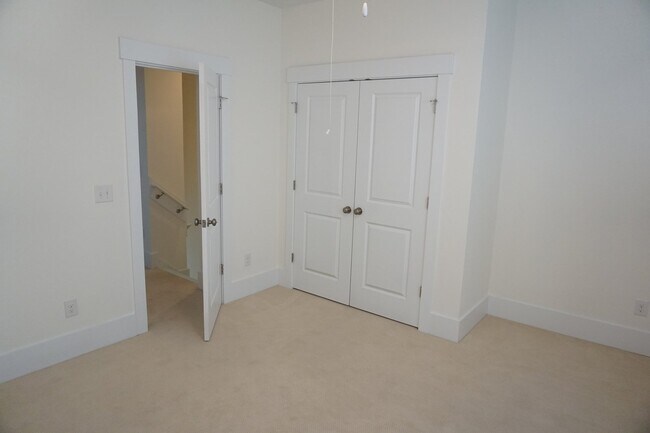 Building Photo - 3BR/3.5BA End Unit Townhome in Summerwalk!  $2,975/month - Pet friendly*
