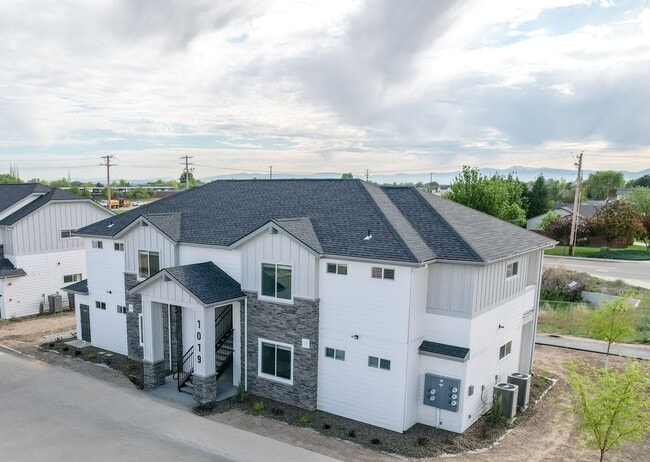 Building Photo - Fall in Love With This Cutie 2 Bedroom!