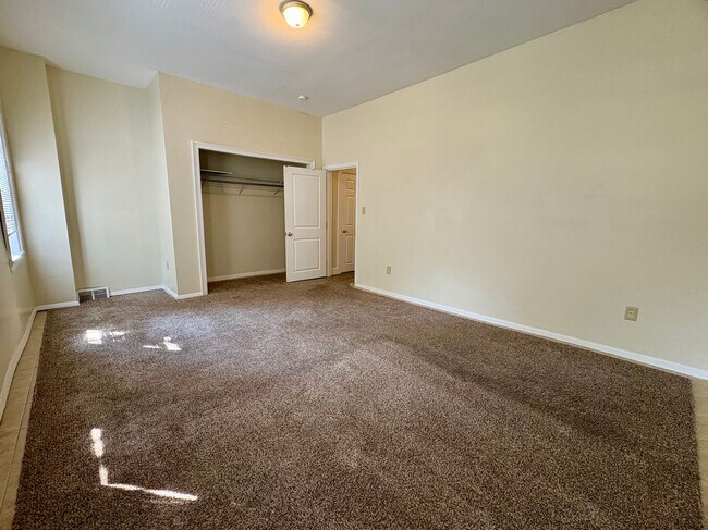 Building Photo - Spacious 4 Bedroom 1 Bathroom Rowhome in R...