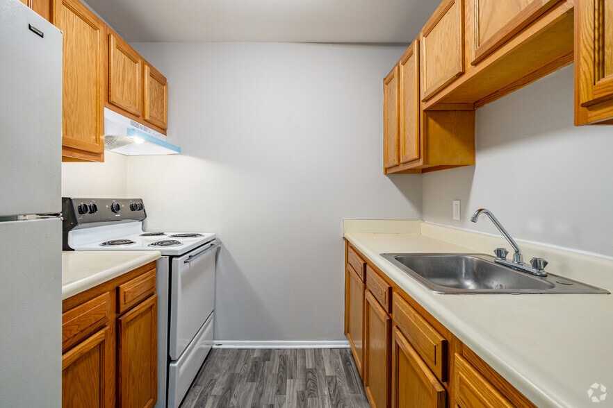1BR, 1BA - 750SF - Kitchen - Garden Court Apartments