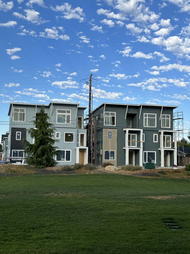Building Photo - 522 E Heron Park St