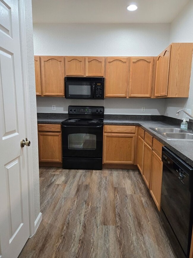 Building Photo - Spacious 3 bedroom, 2.5 bath townhouse in ...