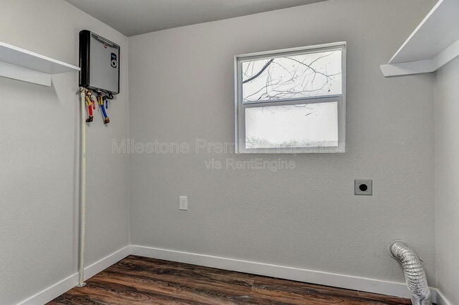 Building Photo - 619 E Sears St