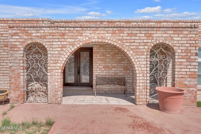 Building Photo - Come to check this beautiful house 4 bedrooms, possible 5th bed and 3 baths.