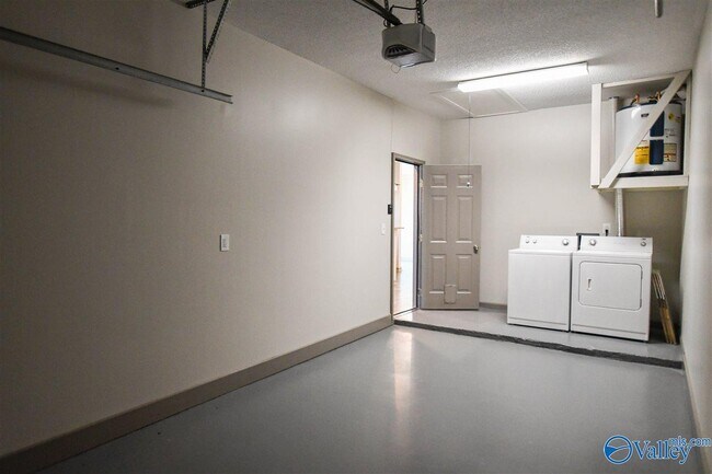 Building Photo - 101 Bridle Trce Ln