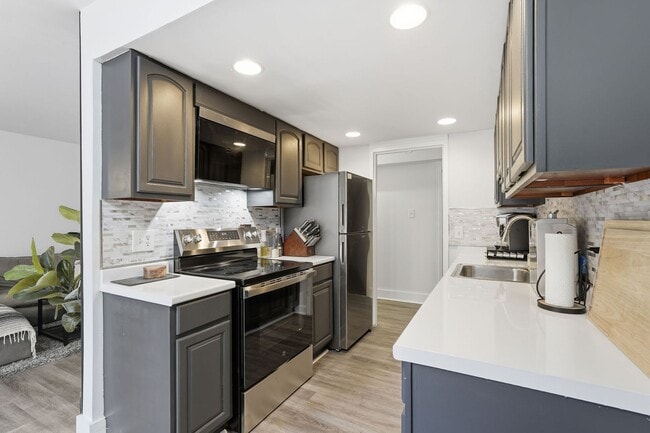 Building Photo - Beautifully Renovated 2-Bedroom Condo in the Heart of Reston!