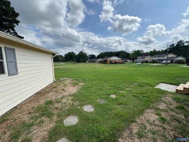 Building Photo - 816 Mira Vista Dr SE