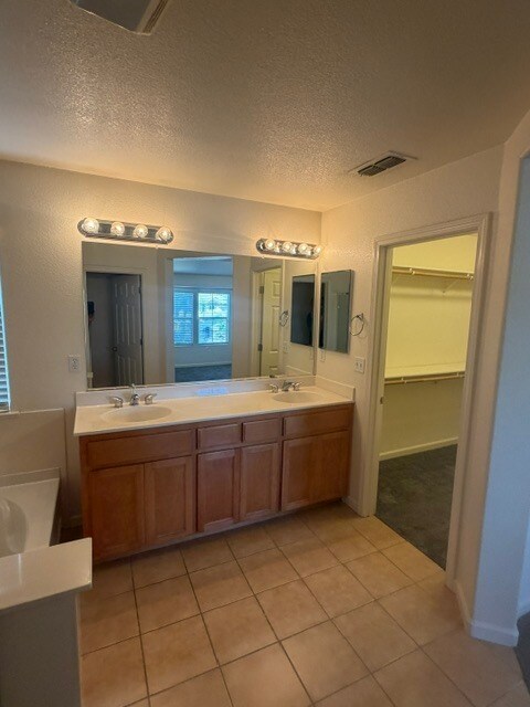 Building Photo - Gorgeous 3 Bedroom 2.5 Bathroom Plus Loft