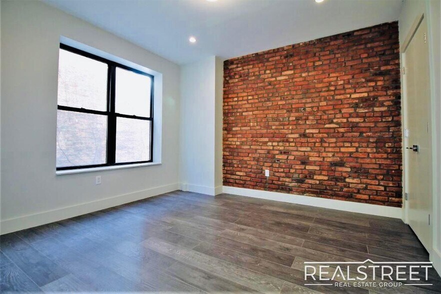 Building Photo - Gorgeous Spacious 3 Bedroom in Prime Crown Heights