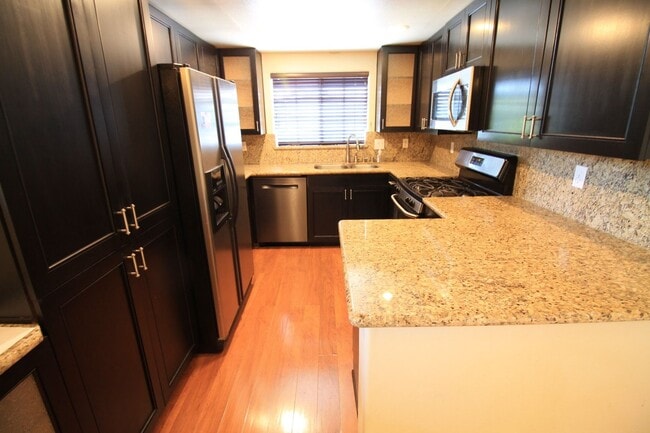 Building Photo - 2 bedroom end unit townhouse