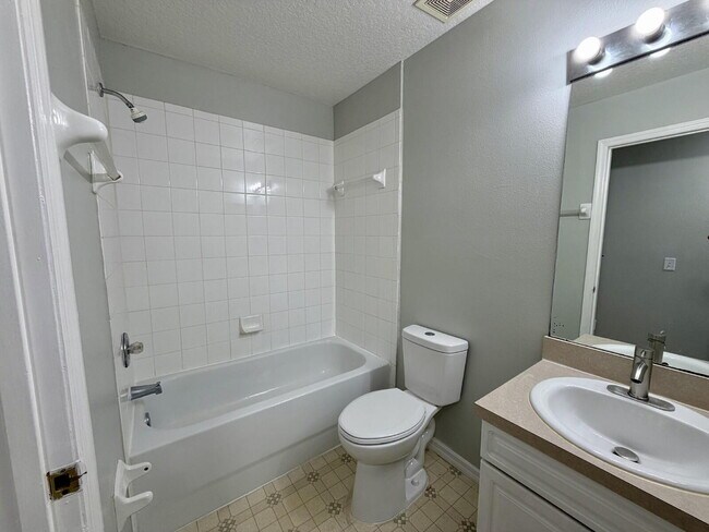 Building Photo - 3-Bedroom Townhome with Utilities included!