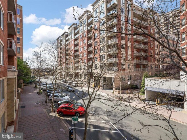 Building Photo - 820 N Pollard St