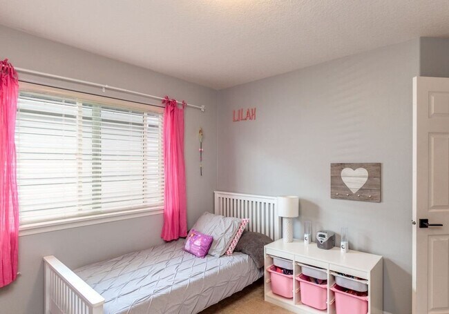 Building Photo - Beautiful Spacious Home!