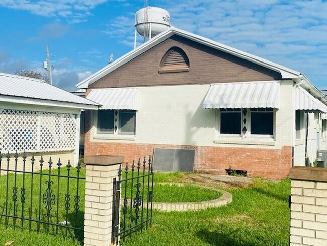 Building Photo - 107 Barry St