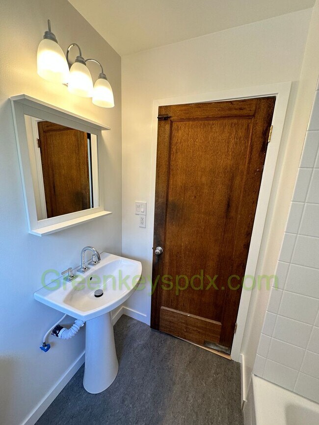 Building Photo - Gorgeous Pet-Friendly 3 Bedroom 1 Bath House