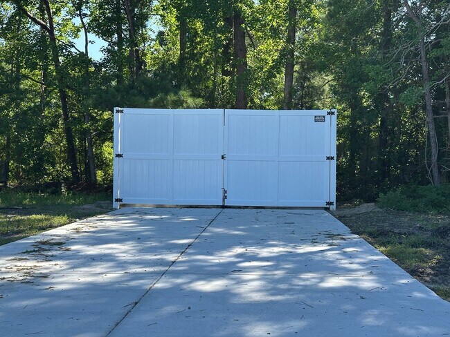 Building Photo - 115 Long Pond Loop