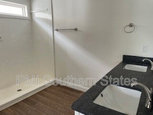 Building Photo - 402 Albus Dr