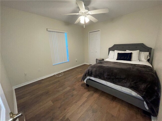 Building Photo - 962 Montrose Ave