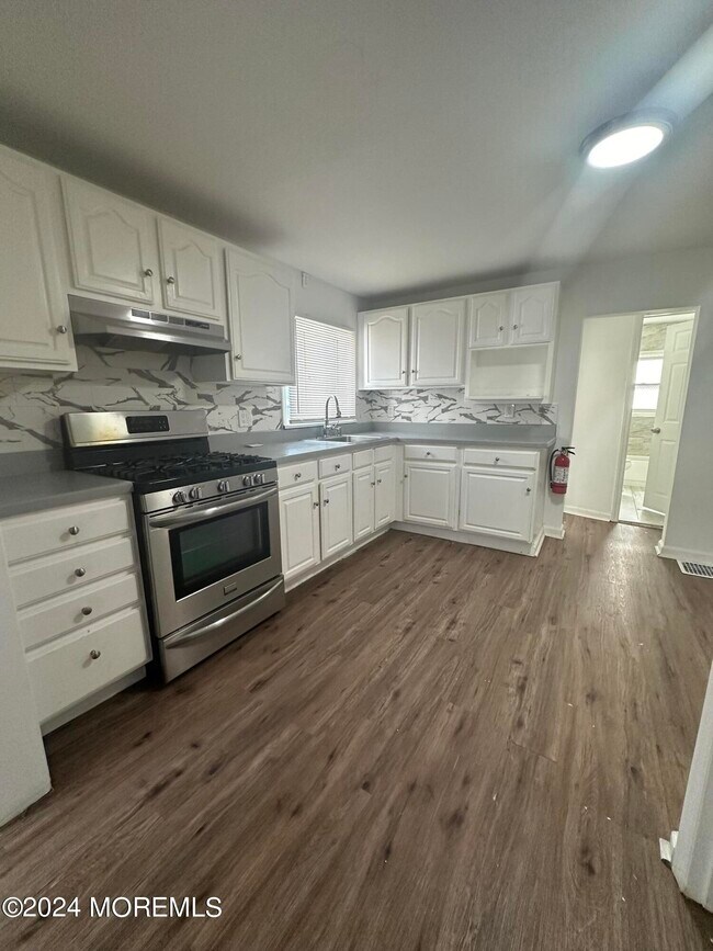 Building Photo - 56 Steiner Ave