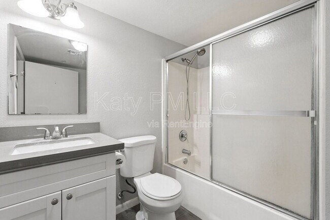 Building Photo - 1005 E 8th St