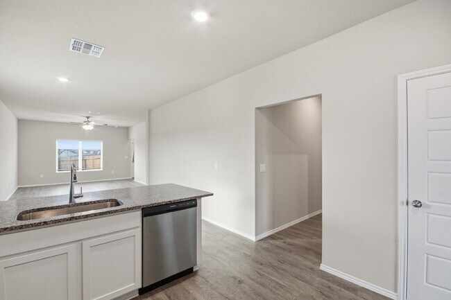 Building Photo - "Charming 3-Bedroom Retreat with 2 Baths in the Heart of New Braunfels!"