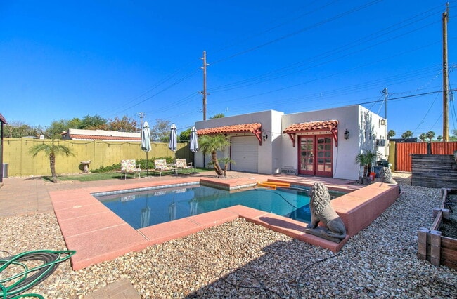 Building Photo - 1310 W Lynwood St