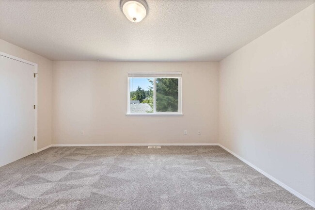 Building Photo - Spacious 3 bedroom Duplex
