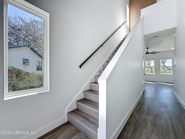 Building Photo - 2121 Broadwater Dr