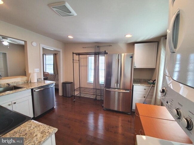 Building Photo - 600 S Washington St