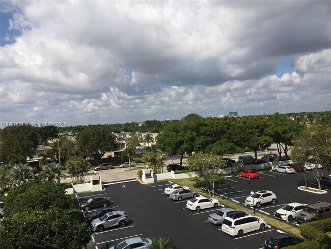 Building Photo - 1000 Parkview Dr