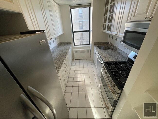 Building Photo - Beautiful 3 Bedroom 2.5 bath Apartment In ...