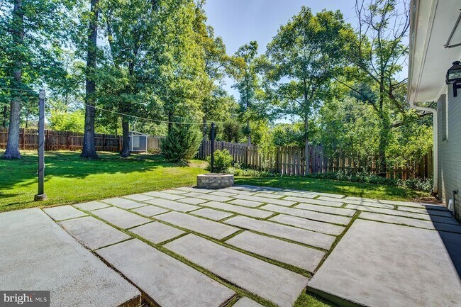 Building Photo - 7806 Jansen Dr