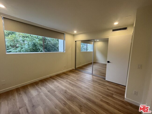 Building Photo - 960 N San Vicente Blvd