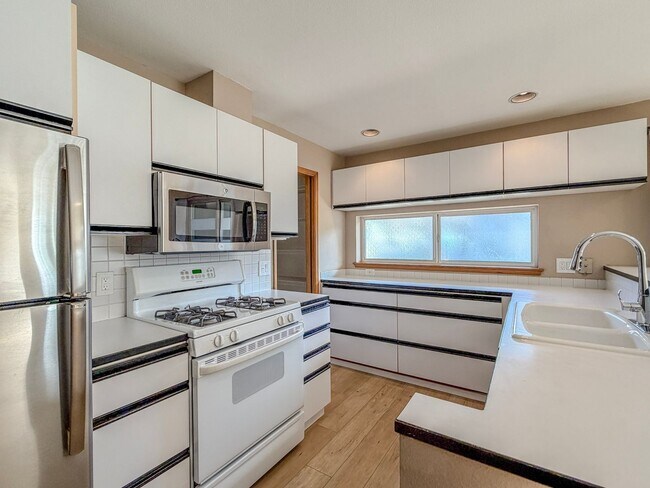 Building Photo - Quirky 1bd/1.5bth Loft Condo in West Queen Anne, $2,300/mo.