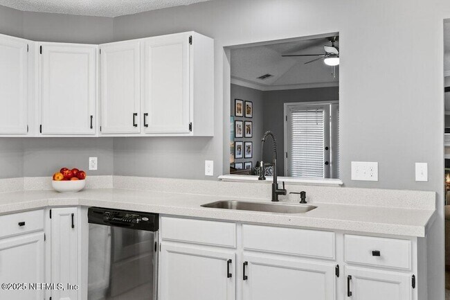 Building Photo - 1585 Crabapple Cove Ct N