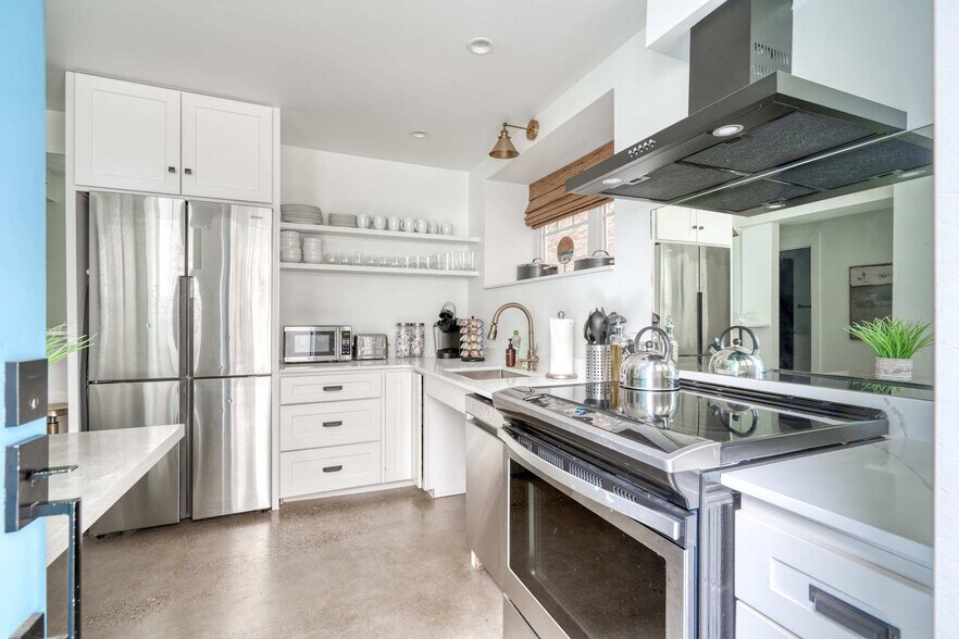 Building Photo - 18 NW 22nd Pl