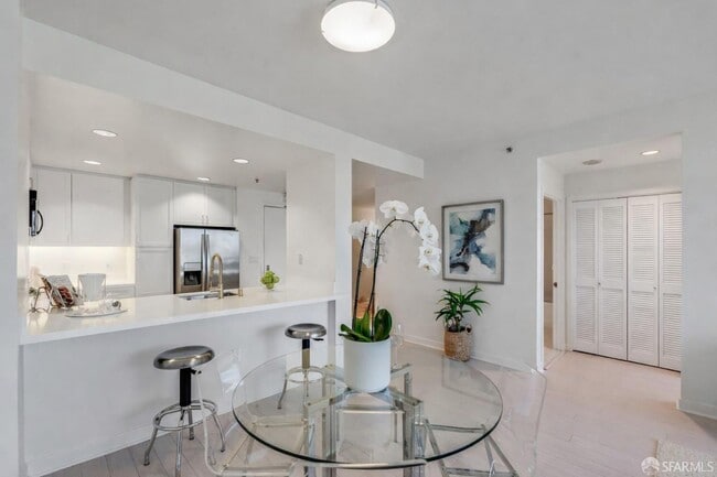 Building Photo - 260 King St