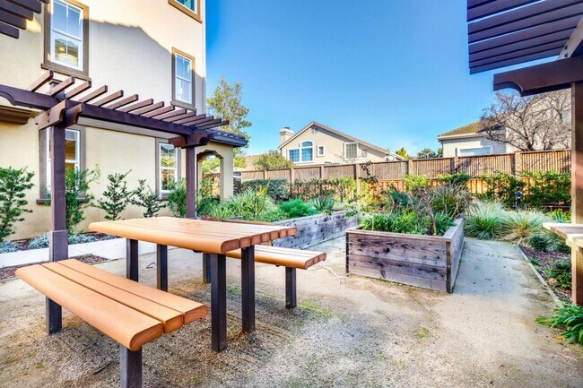 Building Photo - $4,390 / 4 BR STUNNING 2017 MODEL HOME FOR...