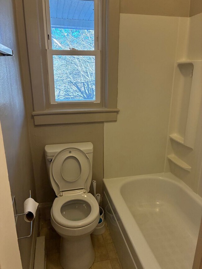 Building Photo - 206 Lincoln Way E