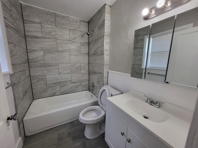 Building Photo - Remodeled 1 bedroom 1 bathroom duplex hous...