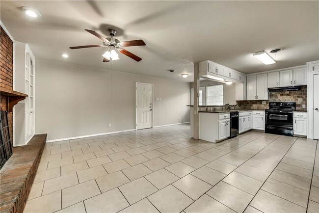 Building Photo - 1601 Larkspur Dr