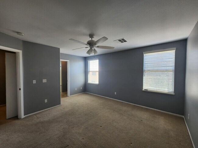 Building Photo - HENDERSON: 3 bed/2.5 bath Townhome with Spacious Kitchen, Private Backyard, Large Primary Suite &...
