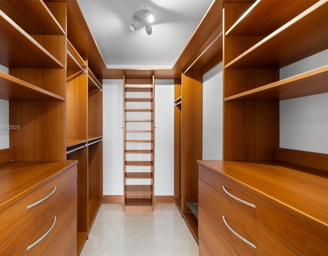Building Photo - 1420 Brickell Bay Dr