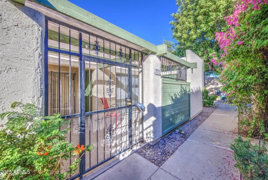 front gate - 712 S Lebanon Ln